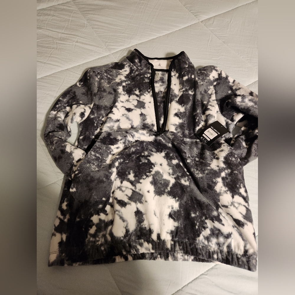 XXL (18) black and white sweatshirt with front pockets